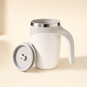 Self-stirring mug in pearl white with gray accents and its lid